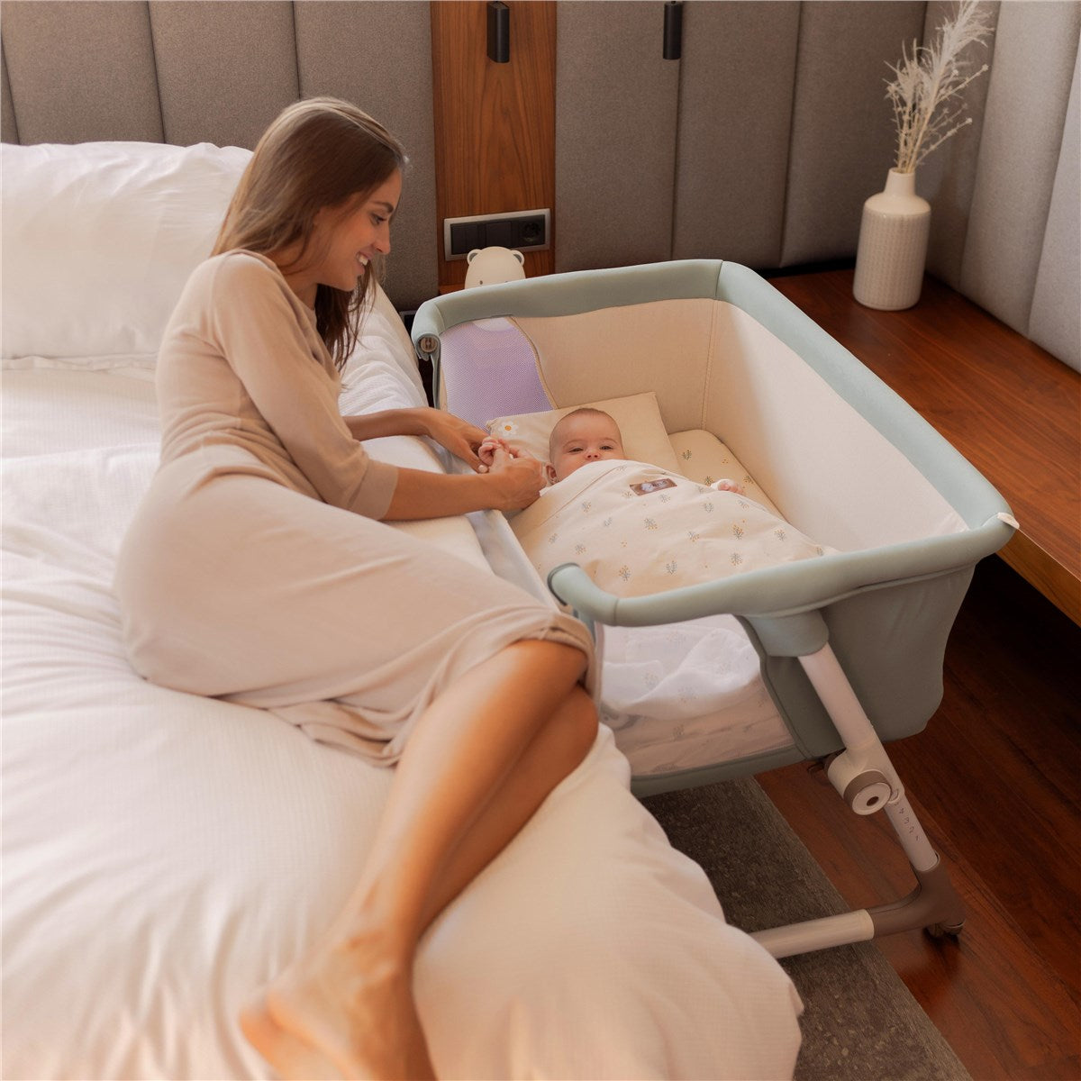 Jane Baby Side Crib + 4 Piece Bedding set